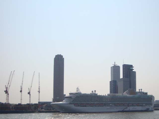 Cruiseschip ms Azura aan de Cruise Terminal Rotterdam